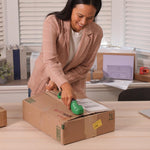Frau öffnet ein Paket mit dem Hammersmith SharpSpin – ideal für präzises und müheloses Schneiden von Karton.