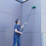 Hammersmith AquaClean Deluxe reinigt mit Teleskopstange mühelos hohe Fassadenflächen.
