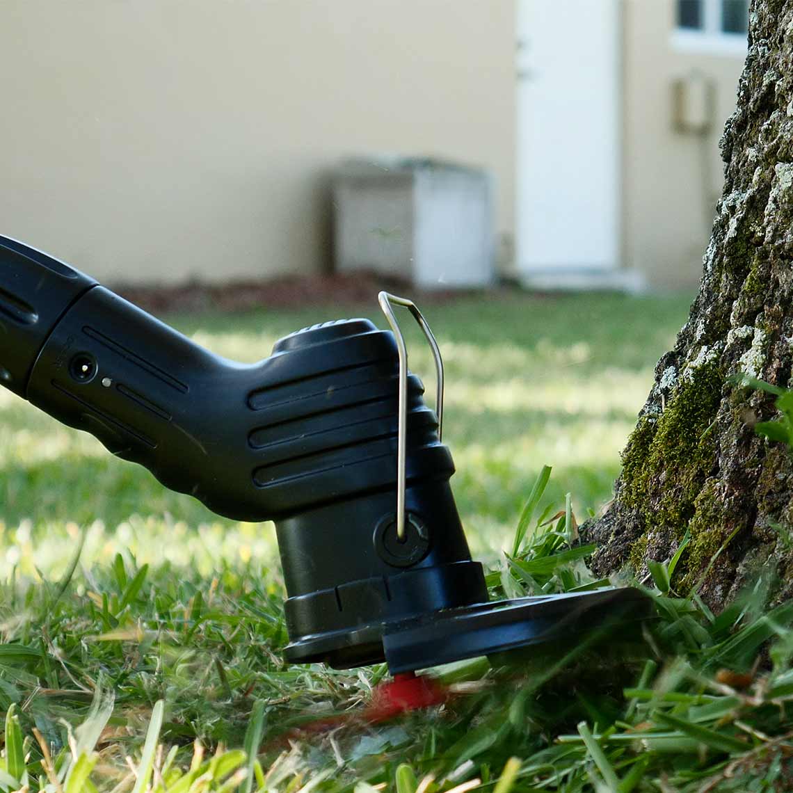 Der Hammersmith Bionic Trimmer kürzt präzise das Gras rund um Bäume und schwer zugängliche Stellen.