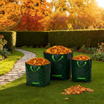 Drei Hammersmith Gartenmüllsäcke, gefüllt mit buntem Herbstlaub, stehen auf einer gepflegten Rasenfläche im herbstlichen Garten