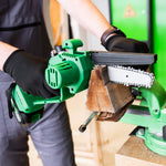 Mann bearbeitet ein Holzstück mit der Pocket Saw Pro und einem 14 cm langen Sägeschwert.