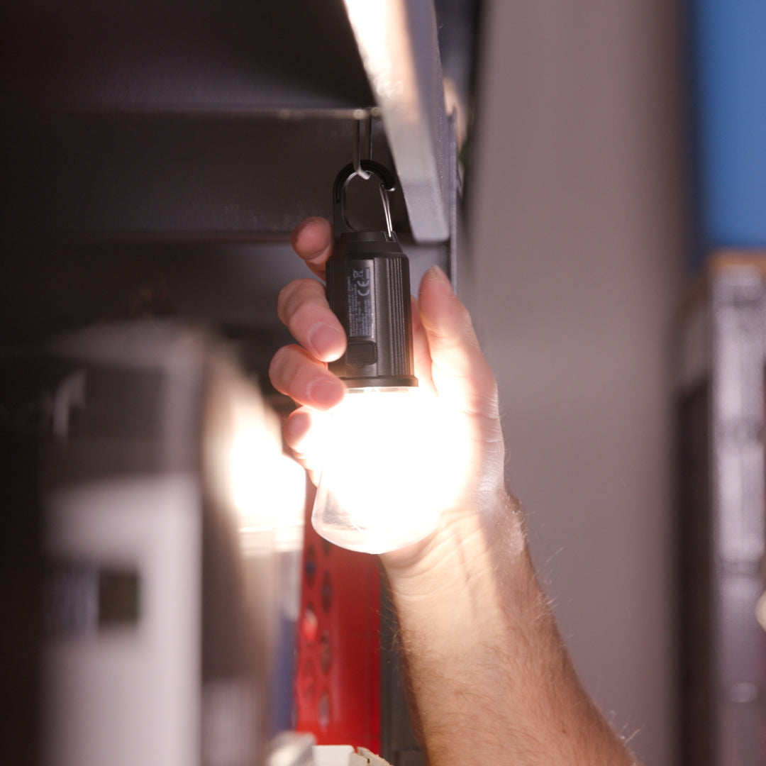 Arbeitsleuchte wird mithilfe eines Hakens befestigt