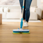 Bodenreinigung mit der Hurricane Floating Mop – kraftvoll gleitender Doppel-Mopp für gründliches Wischen.