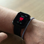 Der Kendox LifeTracker zeigt auf dem Display eine Herzfrequenzmessung von 91 BPM am Handgelenk.