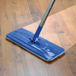 Der Livington Touchless Mop reinigt gründlich glatte Böden dank großflächigem Mikrofaser-Wischkopf.