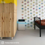 Livington Air Purifier in modernem Kinderzimmer mit bunter Insekten-Tapete und Holzmöbeln.