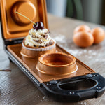 Livington FlipSwitch mit frisch gebackenem Törtchen in der Backform, garniert mit Schokolade und Kirsche.