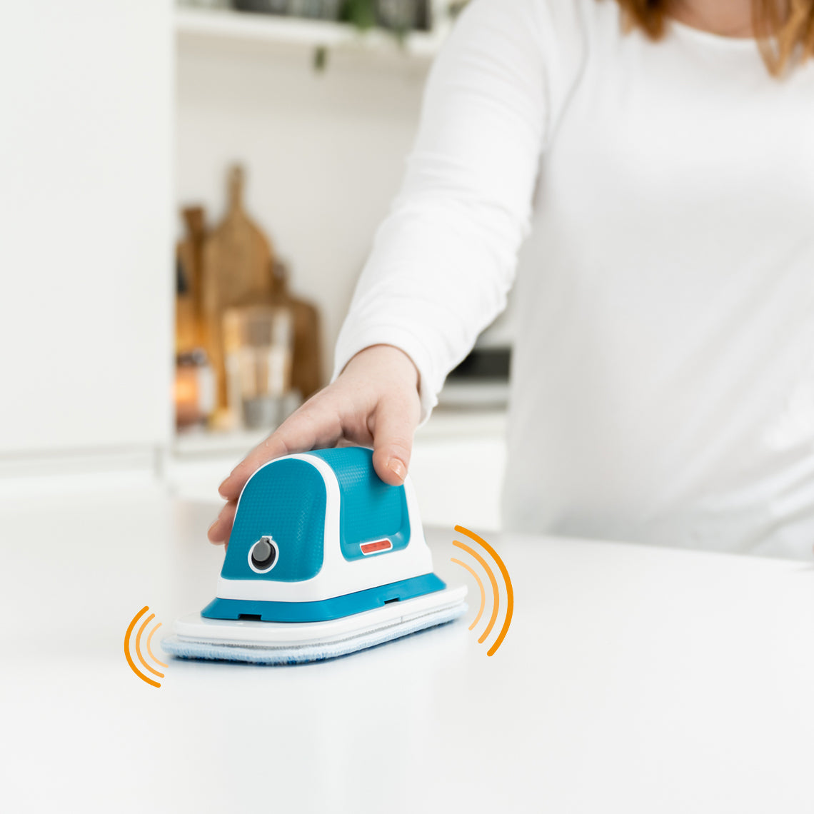 Mit dem Livington MultiScrubber wird eine Oberfläche kraftvoll und bequem gereinigt.