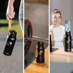 Dreiteiliges Bild einer schwarzen Trinkflasche: links wird die Flasche am Trageband gehalten, in der Mitte steht sie, darauf einer Langhantel platziert im Fitnessstudio, rechts wird sie als Smartphone-Halter auf einem Tisch genutzt, während eine Frau lächelt.