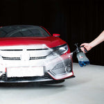 Ein Auto wird mit Platinum Amazing Foam gleichmäßig eingeschäumt – für gründliche Außenreinigung.