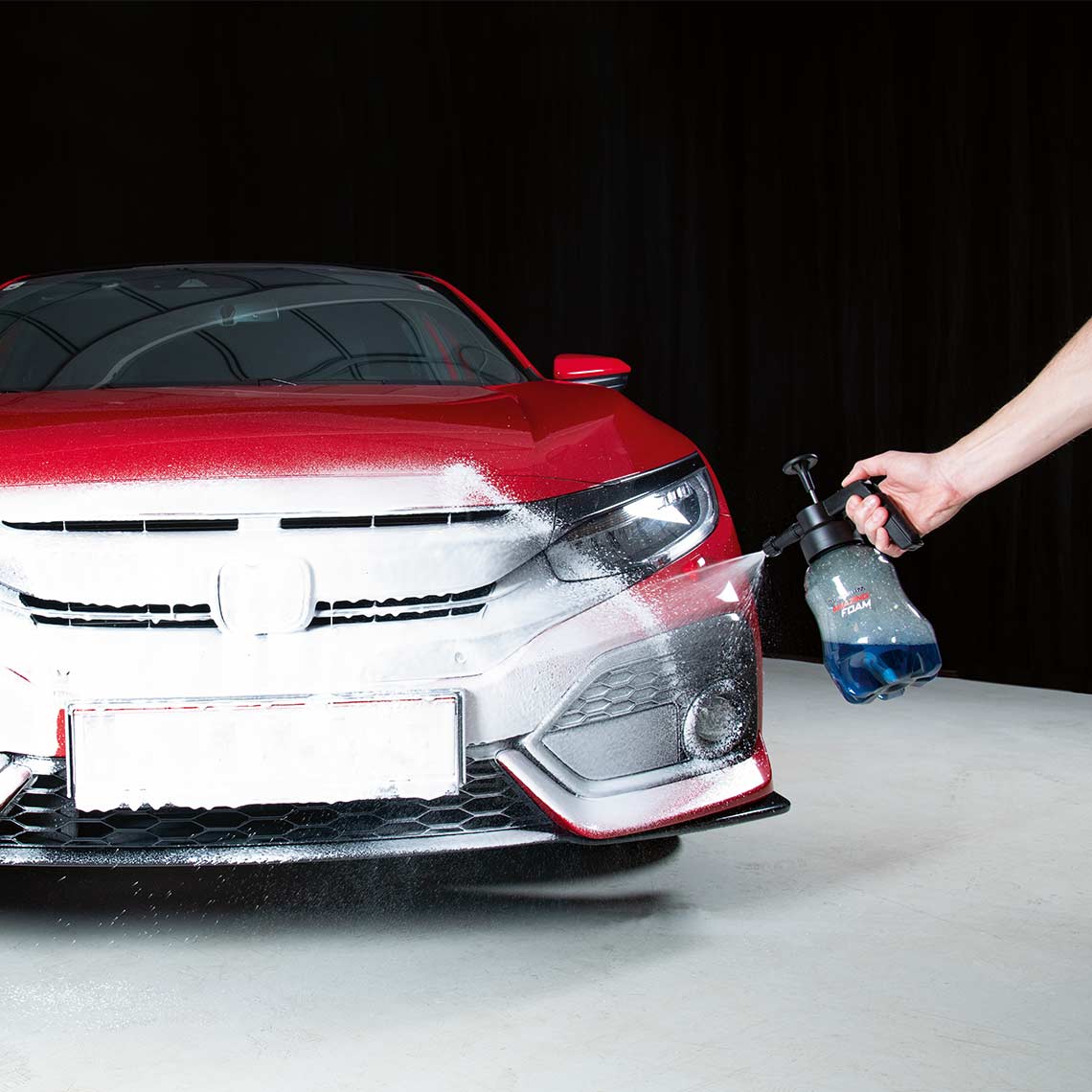 Ein Auto wird mit Platinum Amazing Foam gleichmäßig eingeschäumt – für gründliche Außenreinigung.