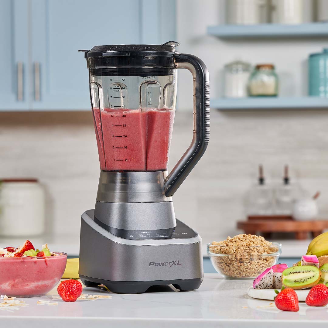 Der PowerXL SensiMax Blender mixt eine rote Smoothie-Mischung in moderner Küche