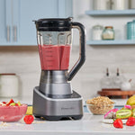 Der PowerXL SensiMax Blender mixt eine rote Smoothie-Mischung in moderner Küche
