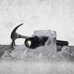 Tac Light im Eisblock mit Hammer – zeigt extreme Kältebeständigkeit.