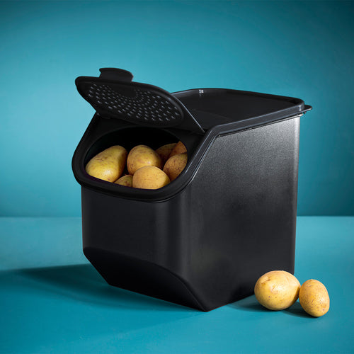 Tupperware Potato Smart gefüllt mit Kartoffeln, geöffnetes Lüftungsklappensystem sichtbar.