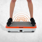 Person steht mit leicht gespreizten Beinen auf der VibroShaper Vibrationsplatte.