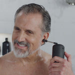 Mann reinigt sein Ohr unter der Dusche mit dem Wush – sanfte und effektive Ohrreinigung mit Wasserstrahl.