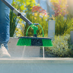 Hammersmith AquaClean Deluxe reinigt Terrassen mit kraftvollen Wasserstrahlen und stabiler Bürste.