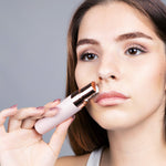 Frau entfernt Gesichtshärchen über der Lippe mit dem kompakten Haarentferner Velform Epilwiz.