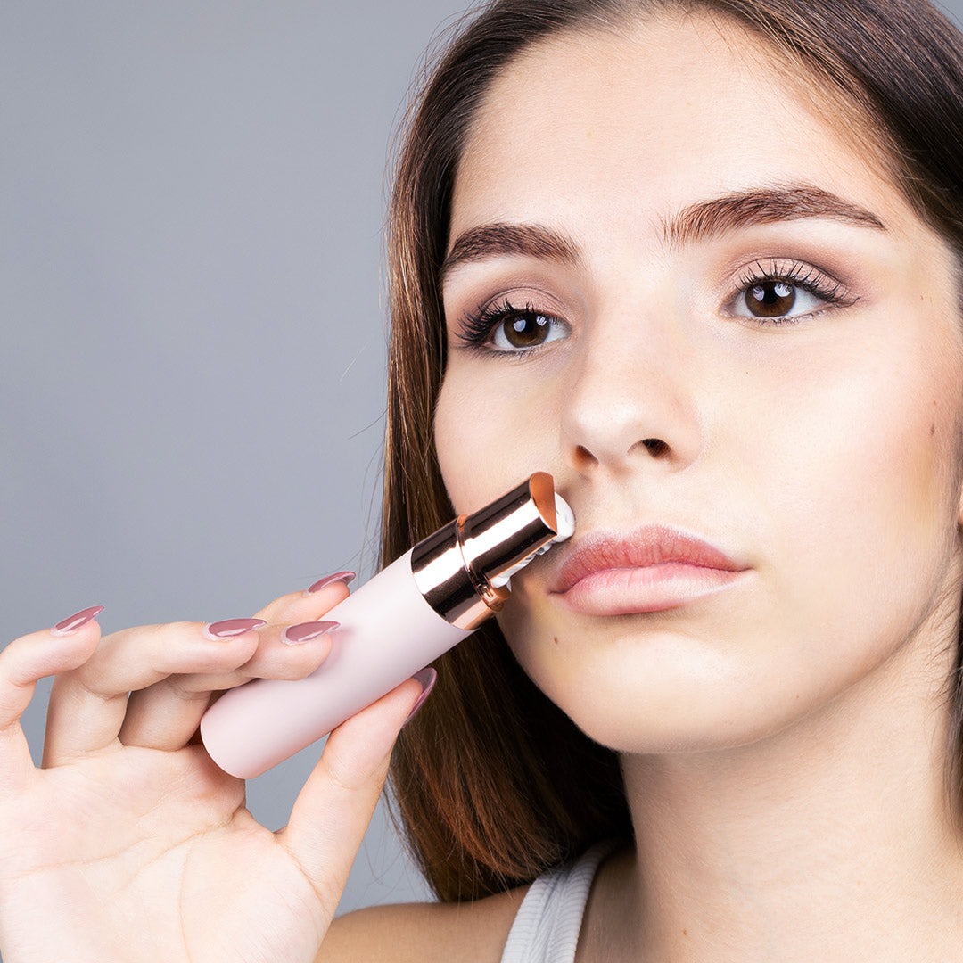 Frau entfernt Gesichtshärchen über der Lippe mit dem kompakten Haarentferner Velform Epilwiz.