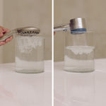 Vergleich vom Wasserverbrauch zweier Duschköpfe über Wasserglas – links herkömmlicher Duschkopf mit starkem Verbrauch, rechts moderner Aufsatz mit weniger Wasserverbrauch.