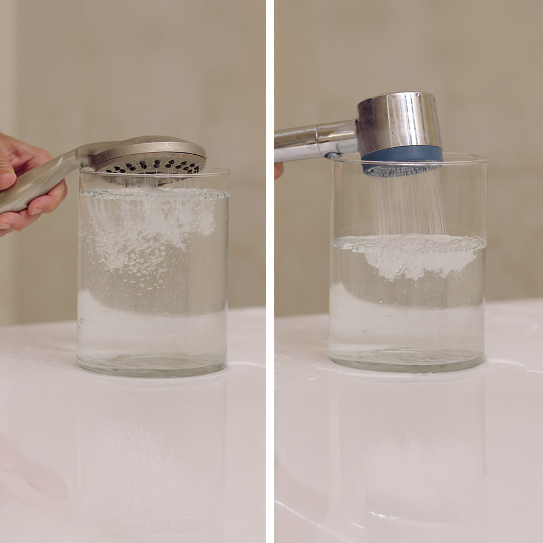 Vergleich vom Wasserverbrauch zweier Duschköpfe über Wasserglas – links herkömmlicher Duschkopf mit starkem Verbrauch, rechts moderner Aufsatz mit weniger Wasserverbrauch.