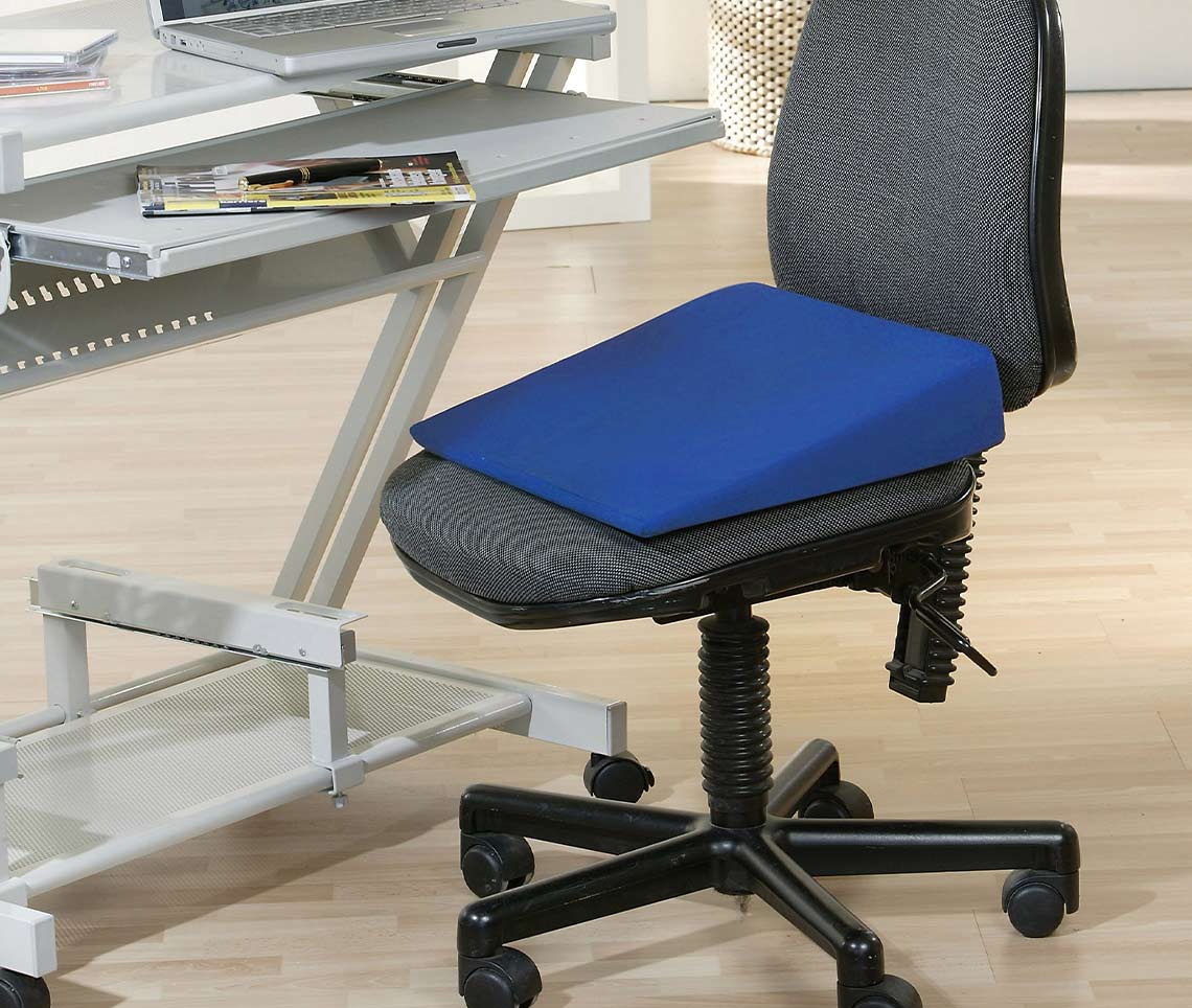 Keilkissen auf einem Bürostuhl zur Verbesserung der Sitzhaltung und Ergonomie.