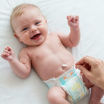 Babybauchnabel wird mit CLICswab Nabelpflege gereinigt