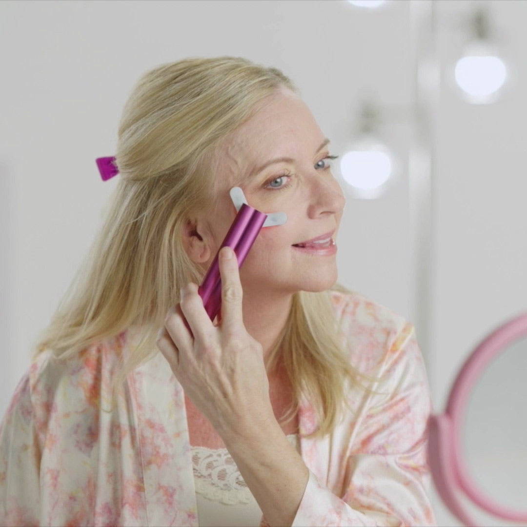 Reifere Frau verwendet DermaWav zur Gesichtspflege – Mikrovibration für glattere Haut und sichtbare Frische.