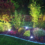 LED-Solarleuchten beleuchten Beete im Garten.