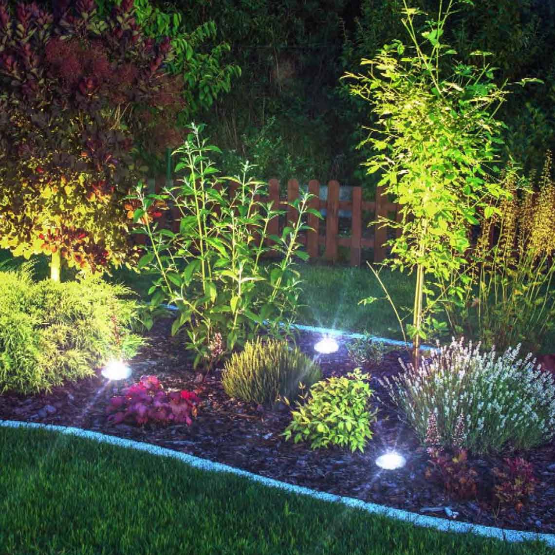 LED-Solarleuchten beleuchten Beete im Garten.