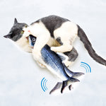 Katze spielt mit dem interaktiven Flippity Fish – realistischer, zappelnder Spielzeugfisch.