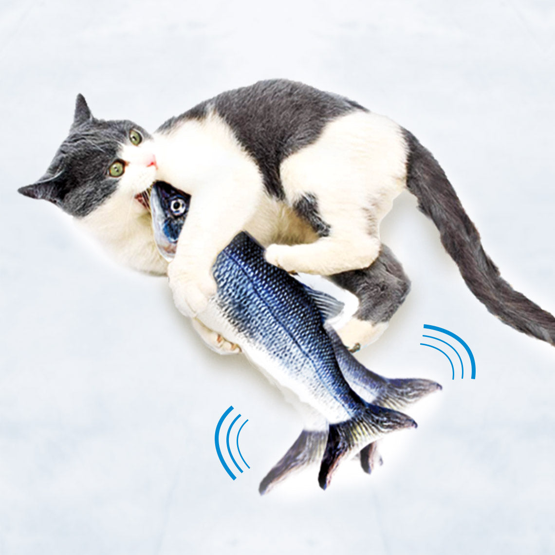 Katze spielt mit dem interaktiven Flippity Fish – realistischer, zappelnder Spielzeugfisch.