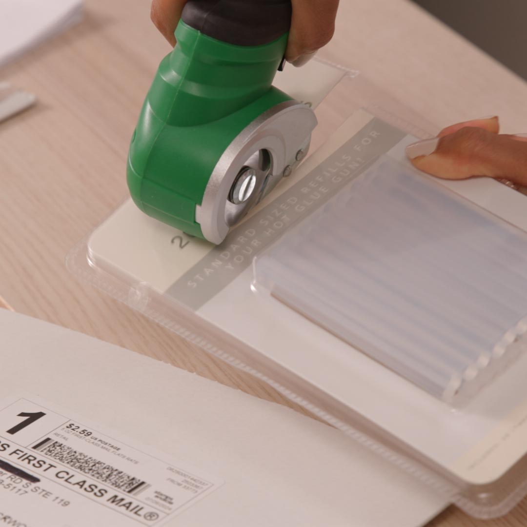 Der Hammersmith SharpSpin schneidet mühelos durch Verpackungen aus Kunststoff – präzise und ohne Kraftaufwand.