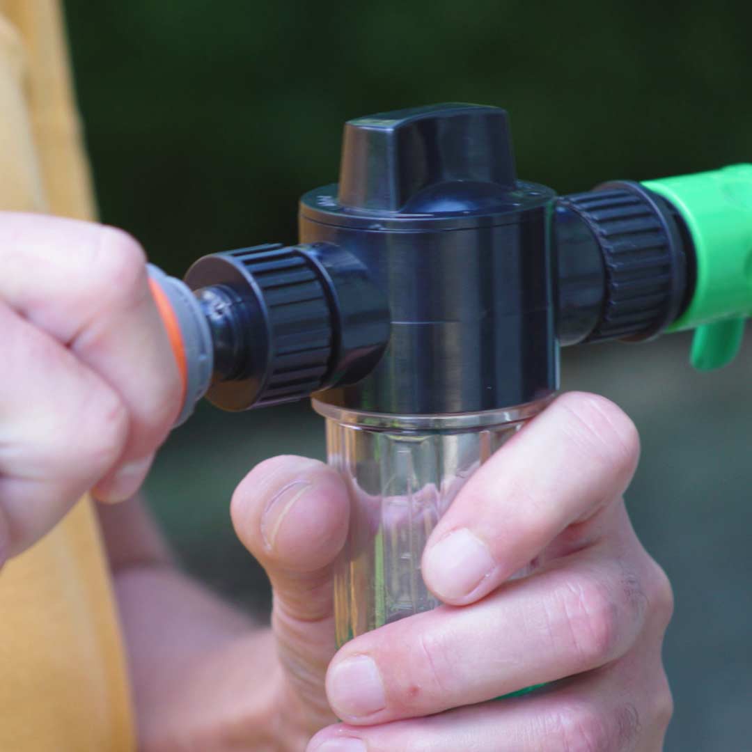 Der Hammersmith AquaClean Deluxe wird mit dem Gartenschlauch verbunden – einfach und sicher.