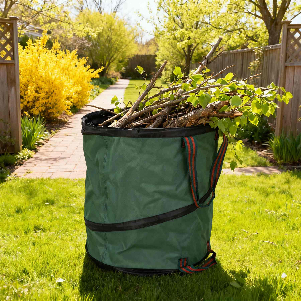 Hammersmith Gartenmüllsack mit 85 l Fassungsvermögen, befüllt mit Ästen und Schnittgut, steht auf einer sonnigen Rasenfläche