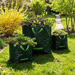 Drei Hammersmith Gartenmüllsäcke in verschiedenen Größen, gefüllt mit Ästen und Schnittgut, stehen auf einer sonnigen Rasenfläche im Garten