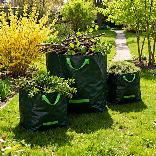 Drei Hammersmith Gartenmüllsäcke in verschiedenen Größen, gefüllt mit Ästen und Schnittgut, stehen auf einer sonnigen Rasenfläche im Garten