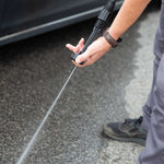 Reinigung mit dem Hammersmith HydroBlast MAX – starker Wasserstrahl auf Asphalt neben einem Auto