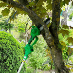 Hammermsith PocketSaw Pro kombiniert mit Teleskopstiel sägt einen Ast von einem Baum