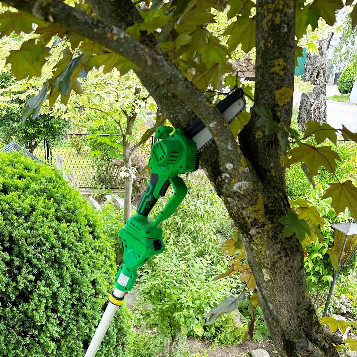 Hammermsith PocketSaw Pro kombiniert mit Teleskopstiel sägt einen Ast von einem Baum