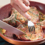 In der Copper and Stone Pan wird Fleisch zubereitet und direkt mit Messer und Gabel in der Pfanne geschnitten.
