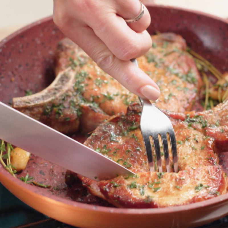 In der Copper and Stone Pan wird Fleisch zubereitet und direkt mit Messer und Gabel in der Pfanne geschnitten.