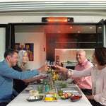 Gruppe beim Abendessen, beheizt durch Livington Instant Heater an der Wand über dem Tisch.