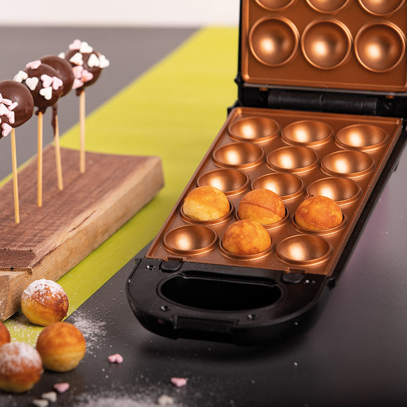 Livington FlipSwitch mit Einsatz für Cake Pops. Erste Küchlein sind fertig, weitere liegen schon dekoriert bereit.