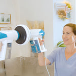 Frau reinigt eine Glasoberfläche mit dem Livington SteamBuddy