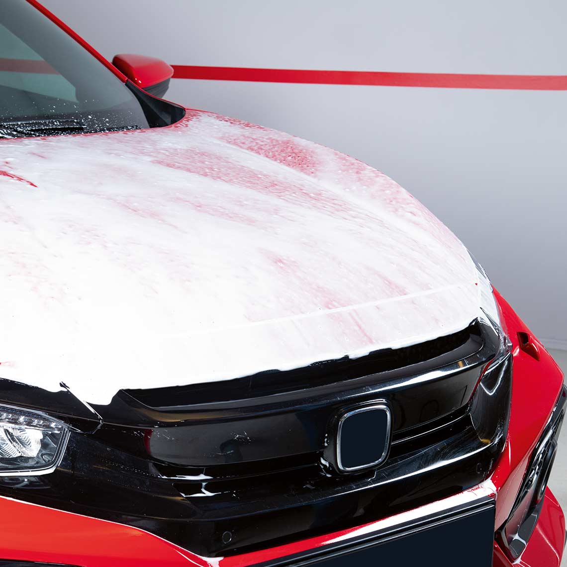 Die Motorhaube ist mit Platinum Amazing Foam bedeckt – für effektive Schmutzlösung und Glanz.