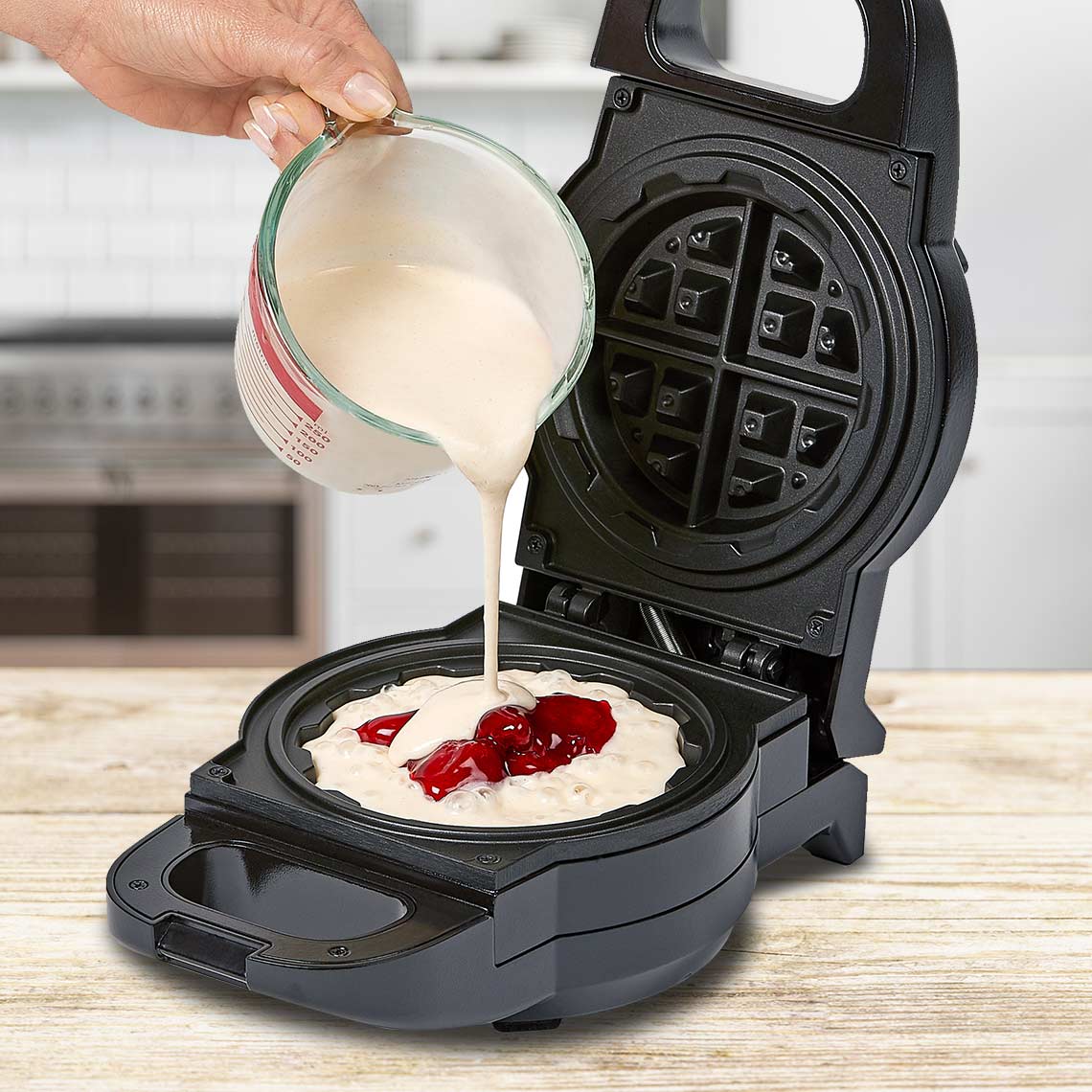 PowerXL Waffle Star mit offenem Deckel – Teig mit Kirschen wird eingefüllt für frische Waffeln direkt aus dem Gerät.