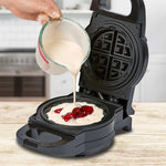 PowerXL Waffle Star mit offenem Deckel – Teig mit Kirschen wird eingefüllt für frische Waffeln direkt aus dem Gerät.