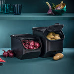 Zwei Tupperware-Behälter: Tupperware Potato Smart mit Kartoffeln, daneben Zwiebelbehälter mit roten Zwiebeln.